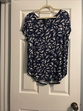 Apt. 9 Navy and White Abstract Leaf Scoop Neck Top